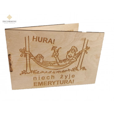 Zabawna kartka dla emeryta z drewna z życzeniami 2