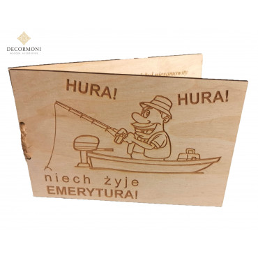 kartka z drewna dla emeryta z grafiką emeryta wędkarza 2